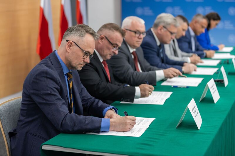 Podpisanie porozumienia o współpracy pomiędzy Instytutem Pamięci Narodowej Oddział w Gdańsku a pięcioma Regionami NSZZ „Solidarność” - Bydgoszcz, 17 maja 2024, fot. Arkadiusz Wojtasiewicz/IPN, Piotr Wiejak/IPN