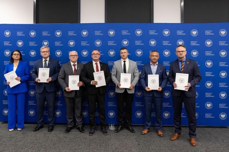 Podpisanie porozumienia o współpracy pomiędzy Instytutem Pamięci Narodowej Oddział w Gdańsku a pięcioma Regionami NSZZ „Solidarność” - Bydgoszcz, 17 maja 2024, fot. Arkadiusz Wojtasiewicz/IPN, Piotr Wiejak/IPN