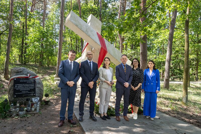 Podpisanie porozumienia o współpracy pomiędzy Instytutem Pamięci Narodowej Oddział w Gdańsku a pięcioma Regionami NSZZ „Solidarność” - Bydgoszcz, 17 maja 2024, fot. Arkadiusz Wojtasiewicz/IPN, Piotr Wiejak/IPN
