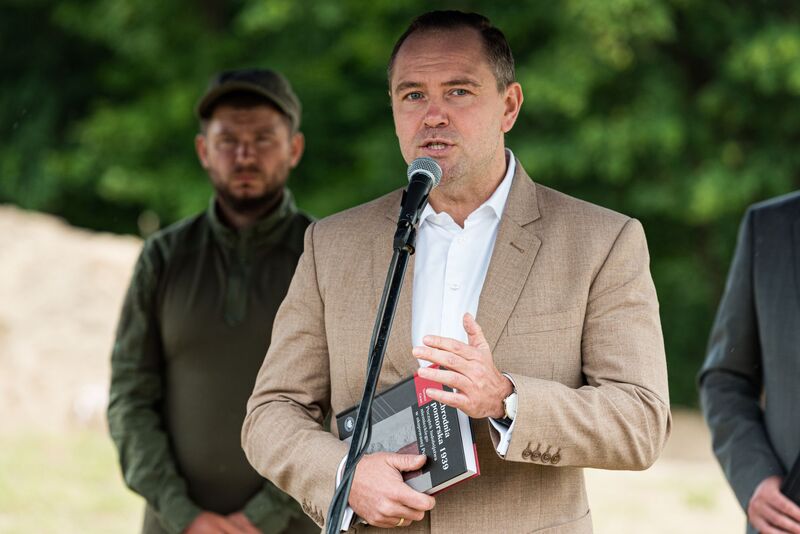 Niemiecka zbrodnia w Chojnicach – konferencja prasowa prezesa IPN dr. Karola Nawrockiego i dyrektora Głównej Komisji Ścigania Zbrodni przeciwko Narodowi Polskiemu zastępcy prokuratora generalnego prok. Andrzeja Pozorskiego – Chojnice, 23 maja 2024, fot. Michał Mieczkowski