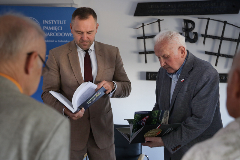 Prezes IPN dr Karol Nawrocki został wyróżniony przez Stowarzyszenie „Godność” – Gdańsk, 24 maja 2024. fot. Mikołaj Bujak