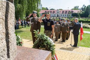 Kwiaty pod pomnikiem Ofiar Wołynia złożyli przedstawieciele służb mundurowych. Fot. Dawid Florczak/IPN Lublin